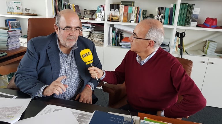 Entrevista de Pedro Aresti al consejero de Medio Rural, Jesús Oria, en su despacho del PCTCAN 