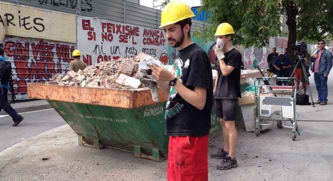 El portaveu del col.lectiu de Can Vies,  que es fa dir Pau Guerra, també s&#039;afegeix a la feina per desenrunar l&#039;antiga capella