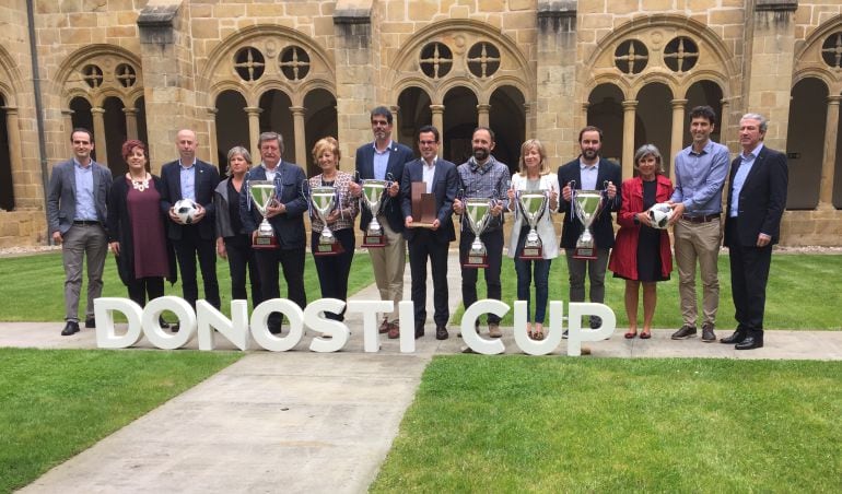 Foto de familia de los representantes y autoridades de la Donosti CUP en el Museo San Telmo