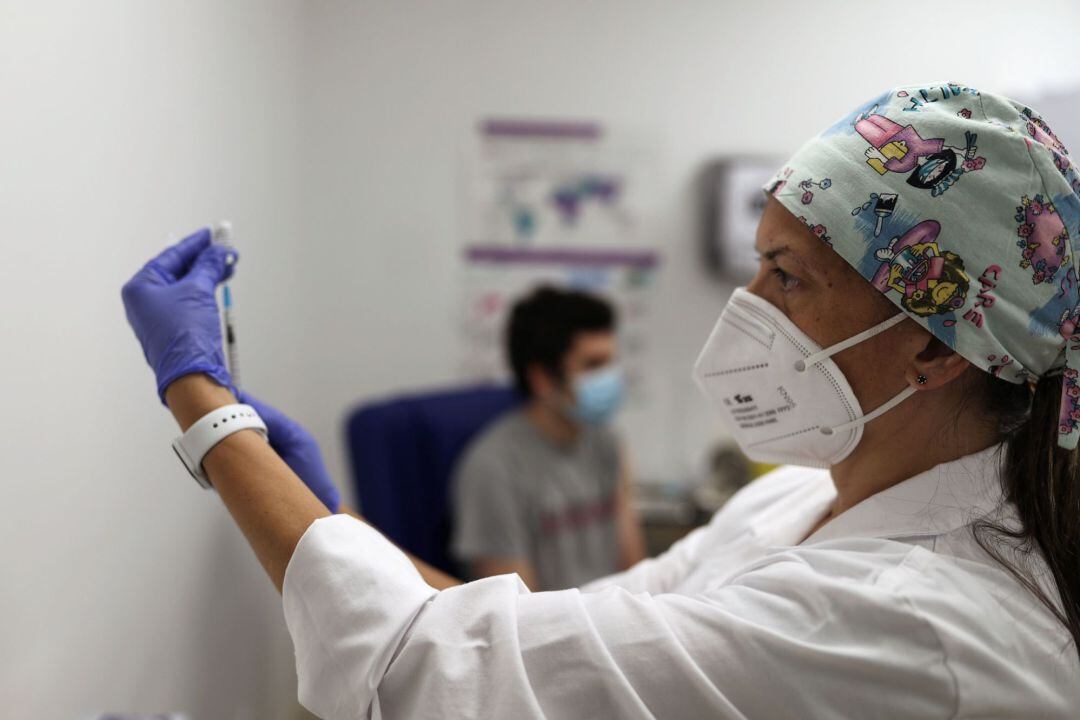 Un estudiante de Erasmus se vacuna.