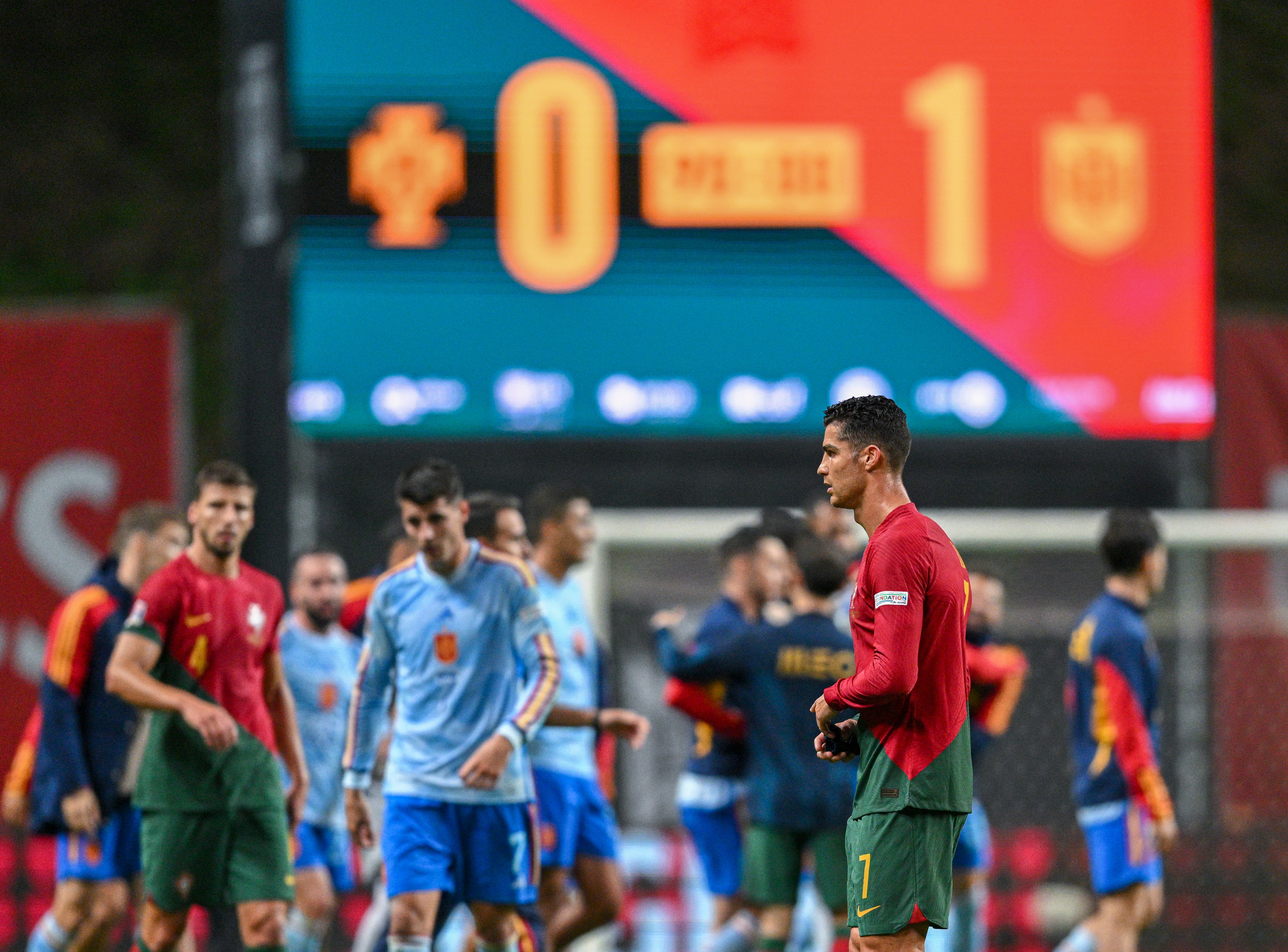 Cristiano Ronaldo se marcha del campo tras el Portugal 0-1 España