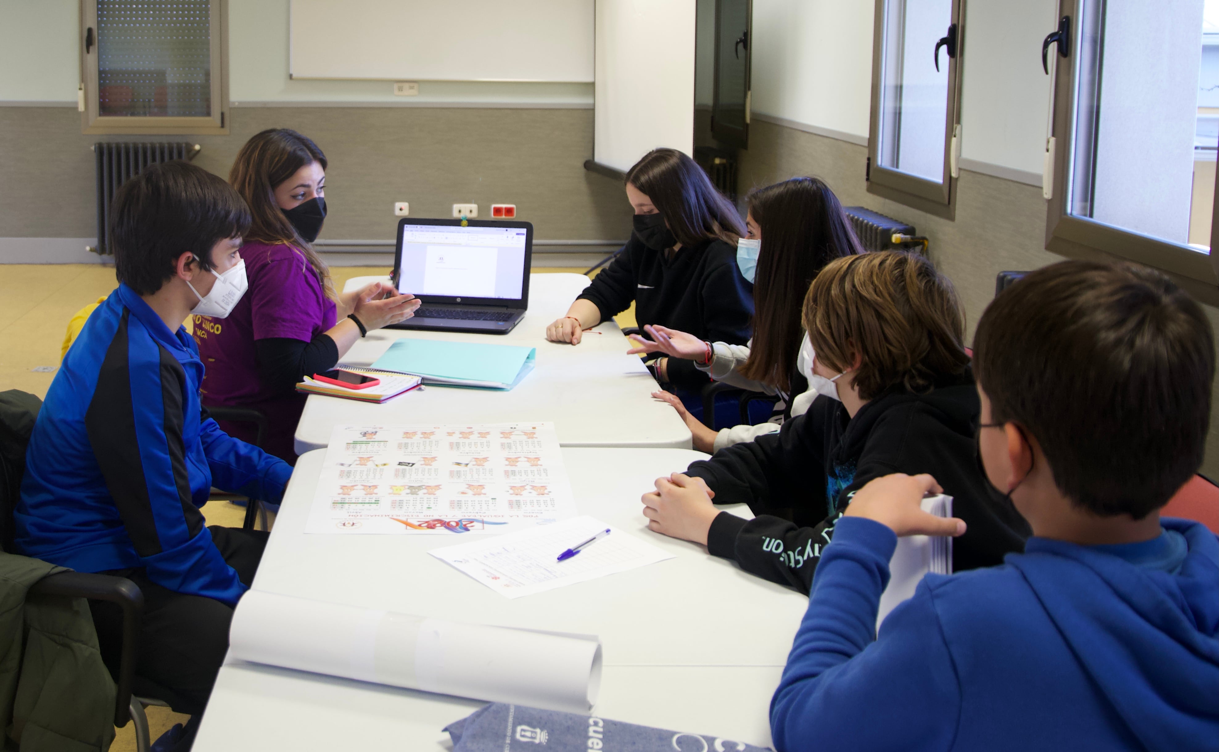 El grupo de trabajo de niños, niñas y adolescentes se reúne los viernes por la tarde en el Centro Joven.