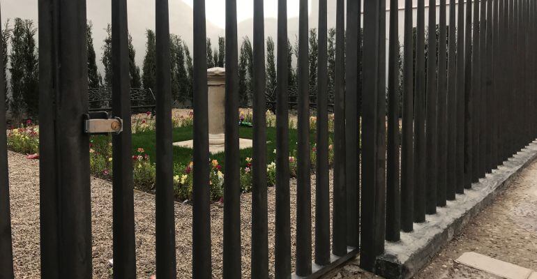 Jardín secreto de la calle Ayuntamiento con la puerta cerrada.