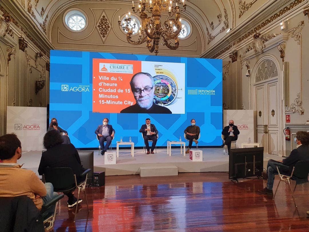 Carlos Moreno durante la charla en la Facultade Ágora