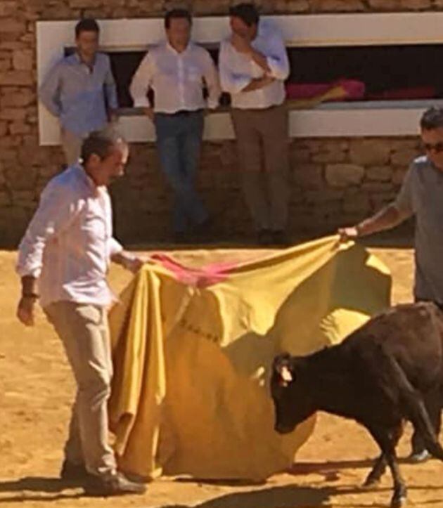 El decano de los abogados malagueños durante la capea celebrada en Ronda (Málaga)