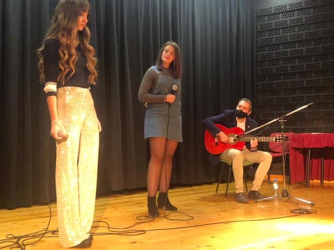Patricia Navarro y Laura Campillo trovando en las Jornadas del trovo de La Arboleja 2020. Francisco Ponce “el Lagunero” a la guitarra.