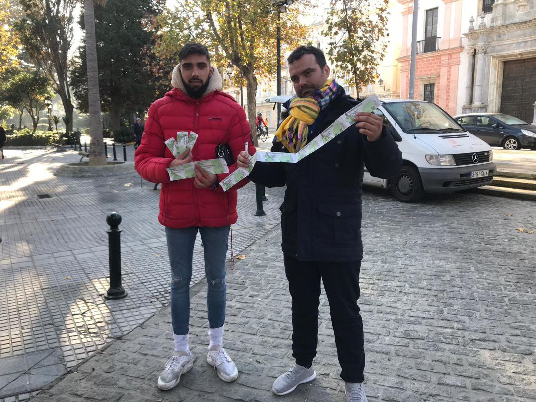 Dos jóvenes enseñan las entradas del COAC 2019 que han adquirido