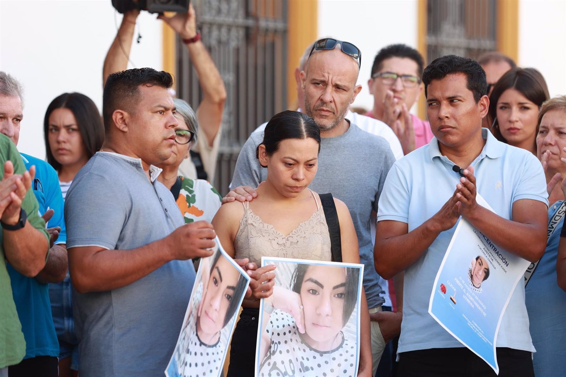 La hermana de la víctima, junto a miembros de la comunidad nicaragüense.