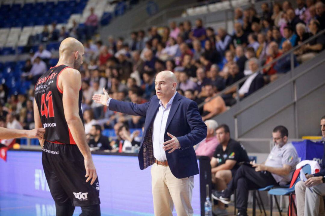 Félix Alonso da instrucciones a Xavi Rey durante uno de los partidos de la presente campaña