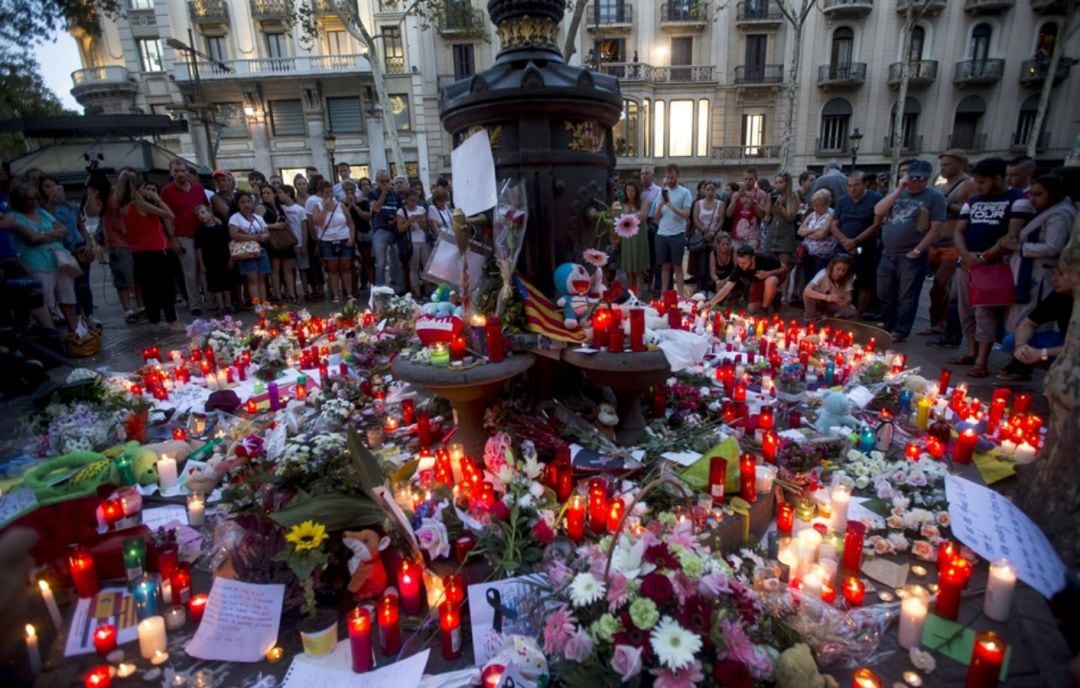 Flores y velas de homenaje en Barcelona