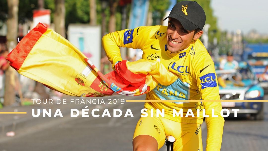 Alberto Contador luce la bandera española tras ganar el Tour 2009