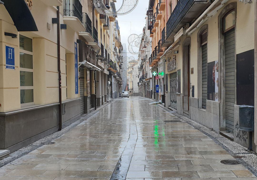 Comercios y bares cerrados en la calle Navas, en pleno centro de Granada, por las medidas anti-covid puestas en marcha por la Junta en noviembre en esta provincia