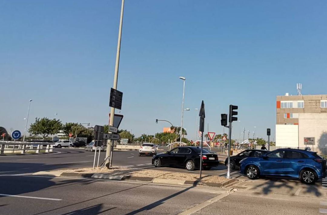 Rotonda y semáforo en la ronda de circunvalación de Castelló