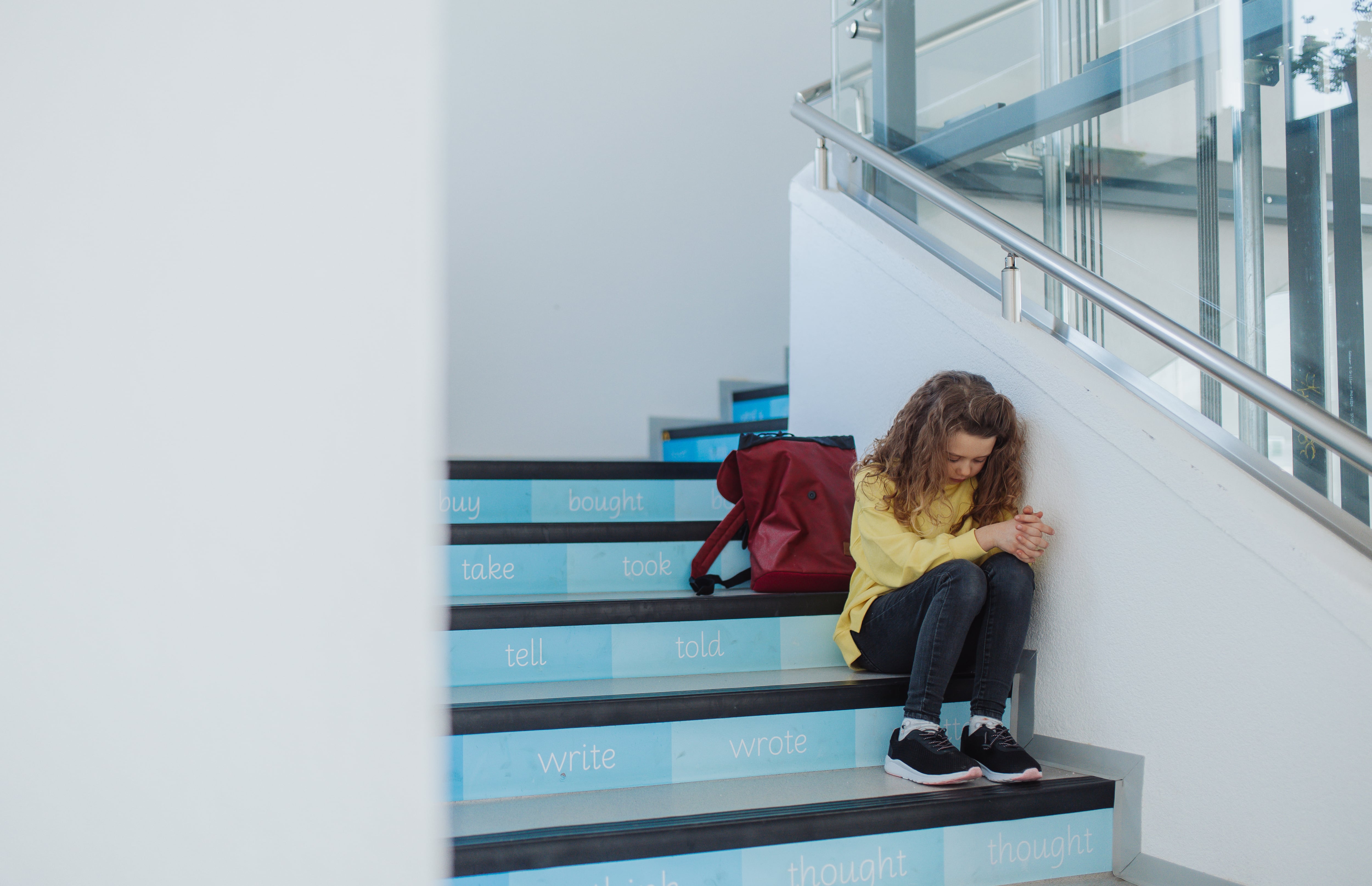 Niña que sufre acoso escolar