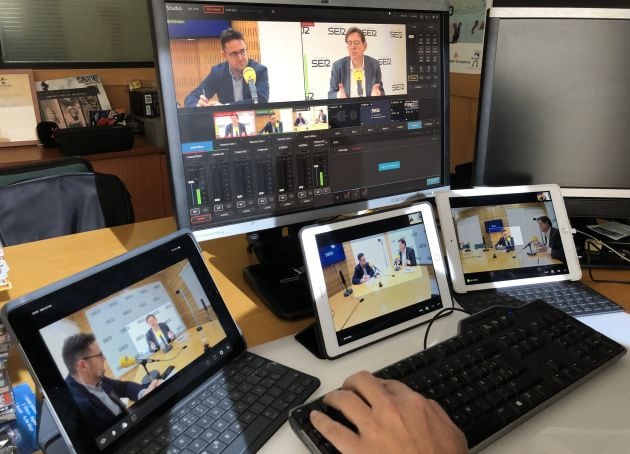 Un momento de la realización televisada de la entrevista a Puig