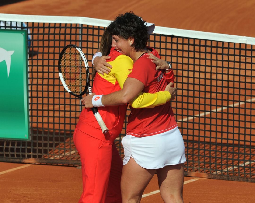 Carla suárez se abraza a la capitana de la Selección, Anabel Medina