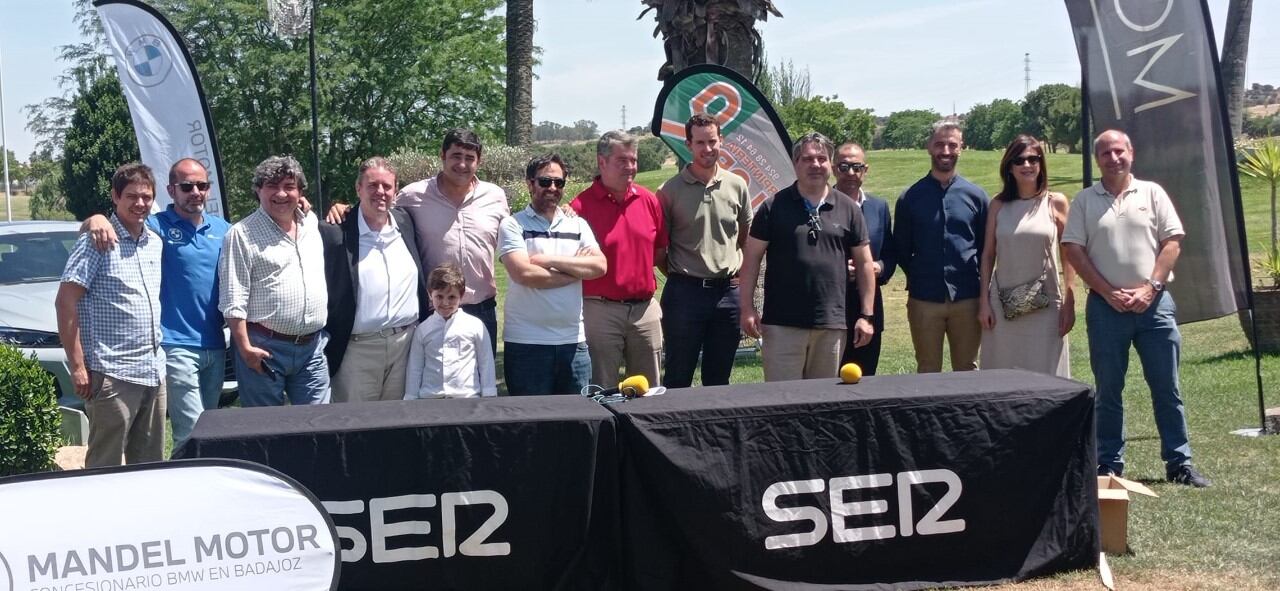 Foto de familia del II Torneo de Golf Primavera Ser Extremadura. Los componentes de la Cadena Ser Extremadura junto a los organizadores de Golf Guadiana y el patrocinador principal, Mandel Motor.