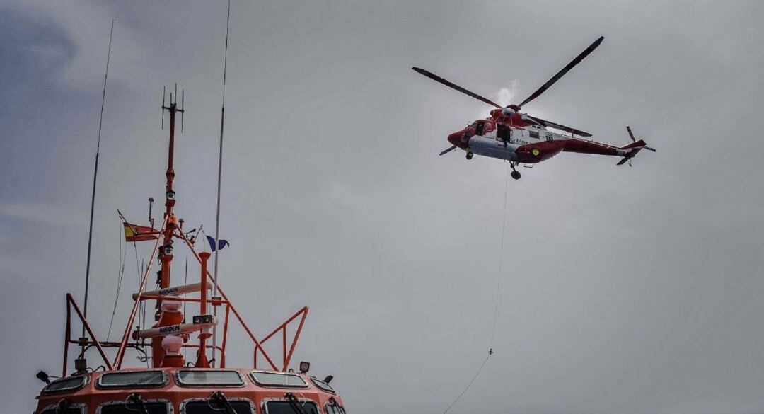 Imagen de archivo de una embarcación y un helicóptero de Salvamento Marítimo.