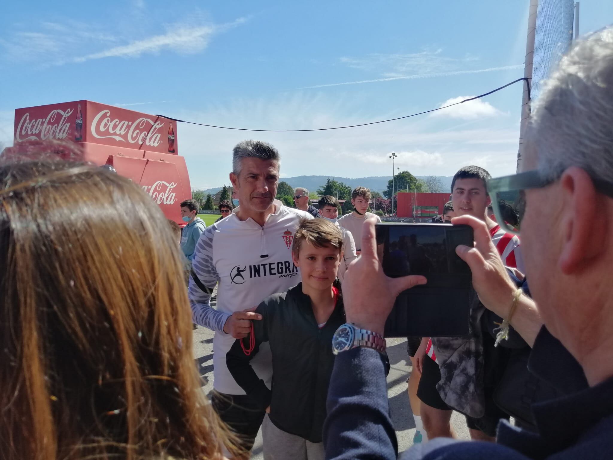 Pep Martí en Mareo junto a un joven aficionado