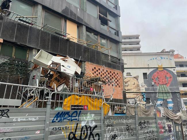 Els okupes han col·locat diverses tanques per dificultar l'accés al Kubo i la Ruïna.