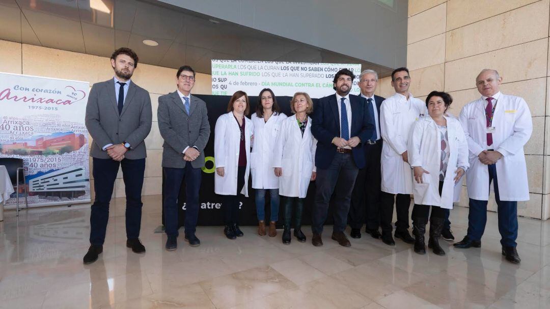 El consejero Villegas (segundo por la izquierda), junto al presidente López Miras (en el centro) en una visita al hospital de la Arrixaca