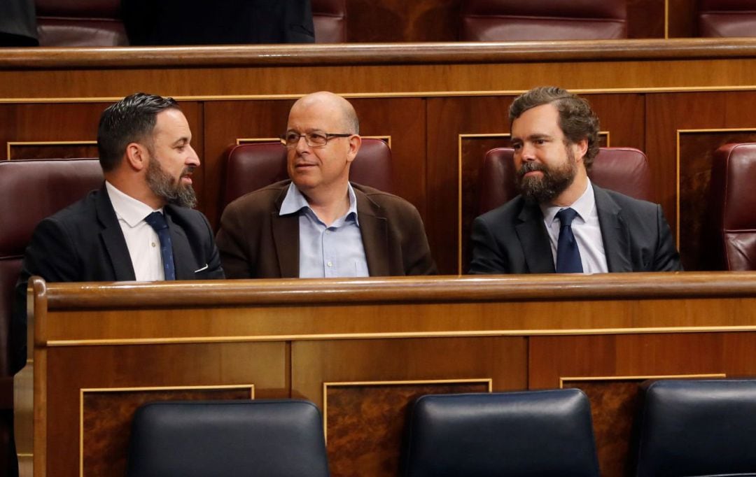 El diputado del PSOE, José Zaragoza, entre los diputados de Vox, Santiago Abascal e Iván Espinosa de los Monteros