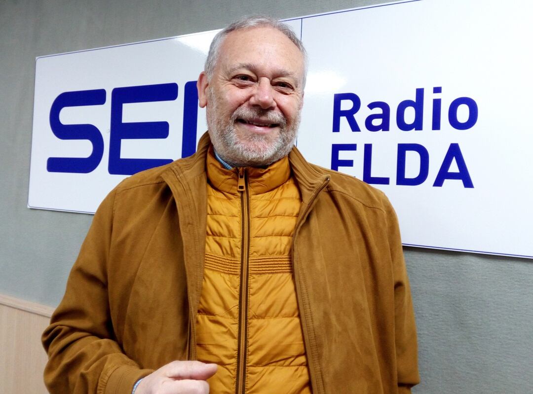 Juan Vera en el estudio de Radio Elda SER