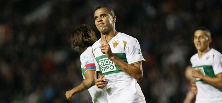 El delantero del Elche Jonathas celebra su gol ante el Córdoba.