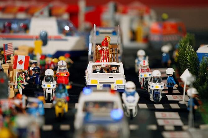 Un centro de espiritualidad de Valladolid acoge una representación de la próxima visita del Papa a Madrid elaborada con cuatrocientas figuras de Playmobil, que recrea con detalle escenas que se podrán ver en la Jornada Mundial de la Juventud. Según public