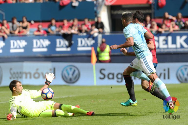 El guardameta Mario en una de las acciones de peligro del Celta en las que salvó con sus intervenciones el empate para Osasuna 