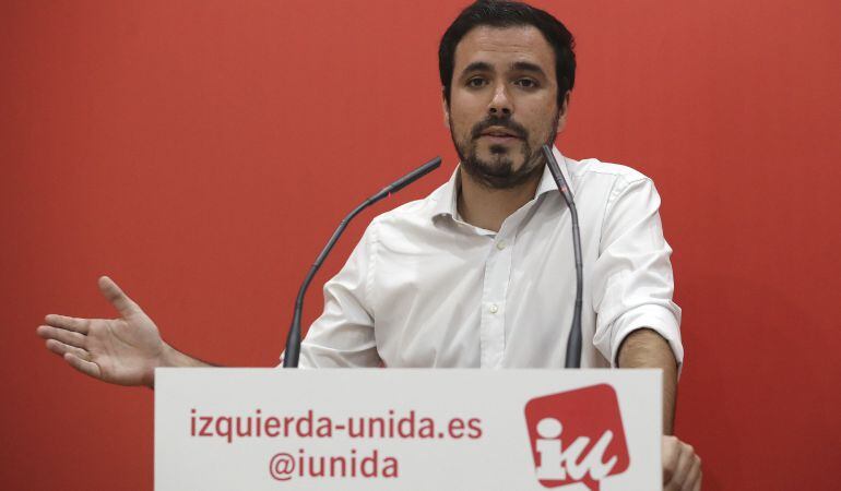 El coordinador federal de Izquierda Unida, Alberto Garzón, durante la rueda de prensa ofrecida hoy en la sede de la fundación de IU, en Madrid, para valorar la situación política en Cataluña tras la jornada del 1-O, entre otros asuntos de la actualidad po