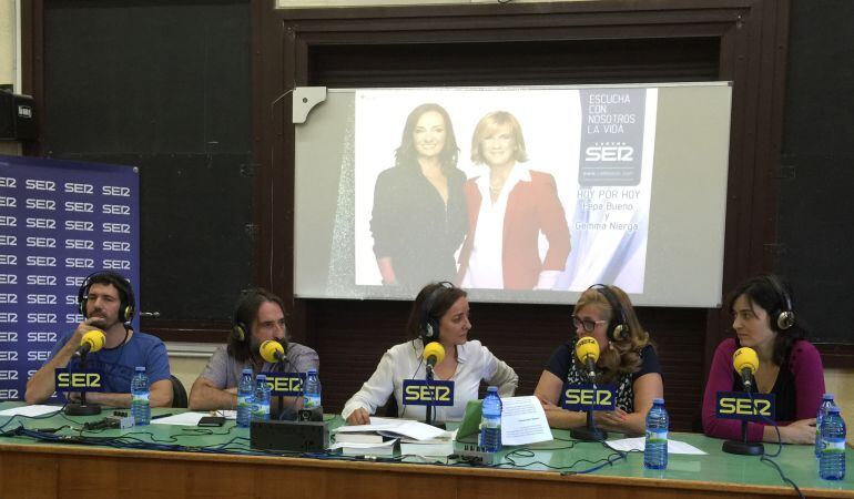 César Bona, Nacho Rivas, Pepa Bueno, Pilar de los Ríos y Rita López Panach durante el programa especial desde el instituto Cardenal Cisneros