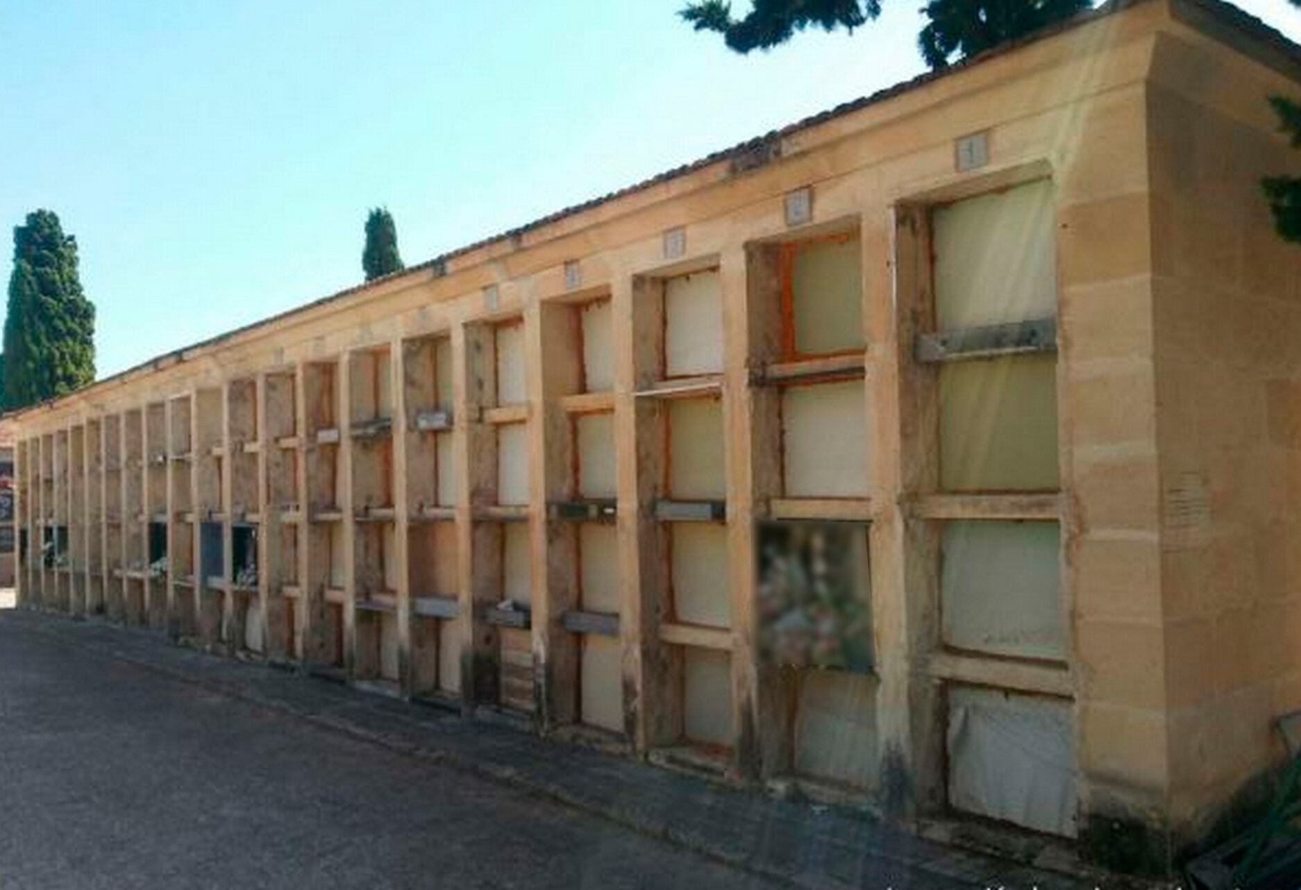 El bloque que será demolido para construir los 168 nuevos nichos en el Cementerio de Alcoy.