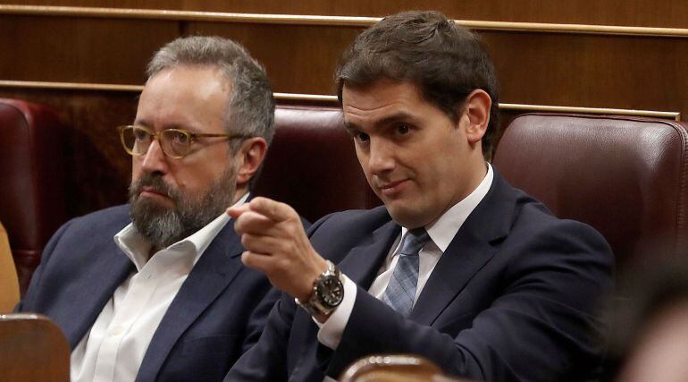 El presidente de Ciudadanos, Albert Rivera (d), durante la segunda jornada de la moción de censura presentada por el PSOE contra el presidente del Gobierno, Mariano Rajoy. 