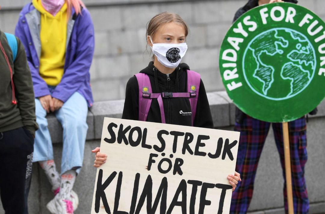 La activista sueca Greta Thunberg sostiene un cartel que dice &#039;Huelga escolar por el clima&#039; durnate una protesta frente al Parlamento sueco, en Estocolmo