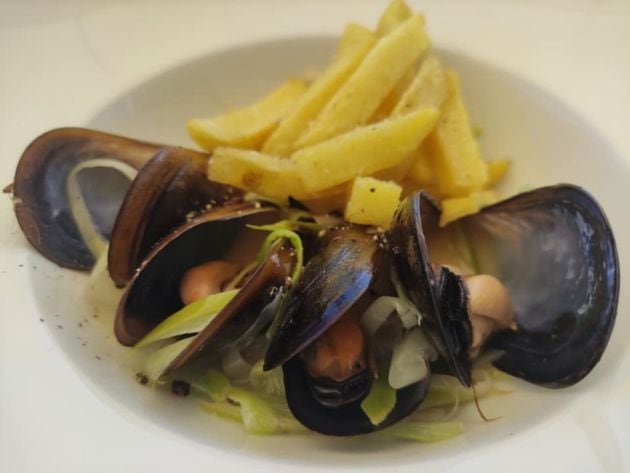 Mejillones al estilo belga con patatas fritas