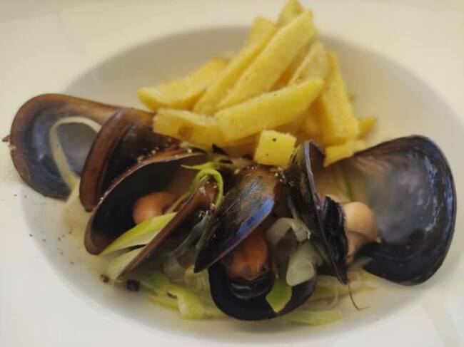 Mejillones al estilo belga con patatas fritas