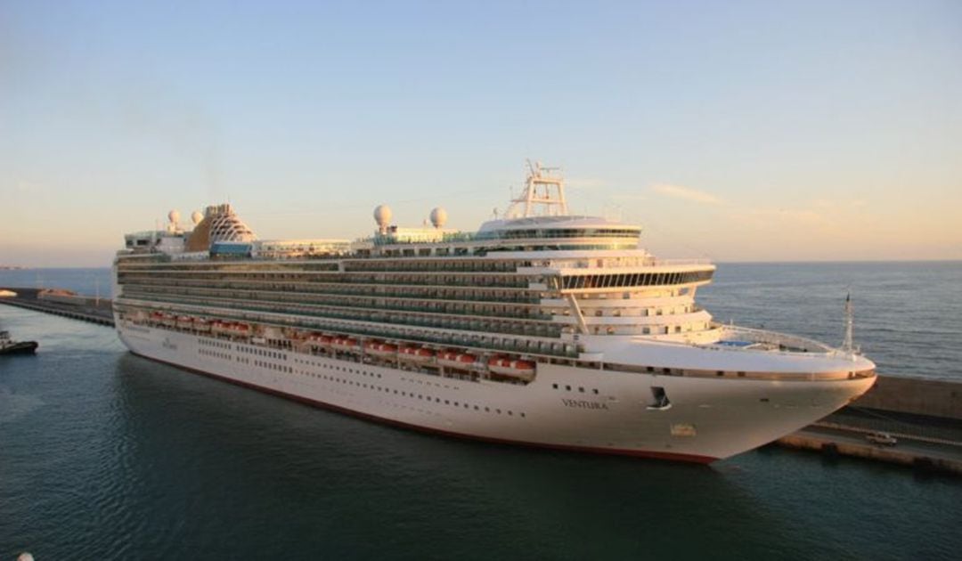 Imagen de archivo de un crucero atracado en el Puerto de Alicante