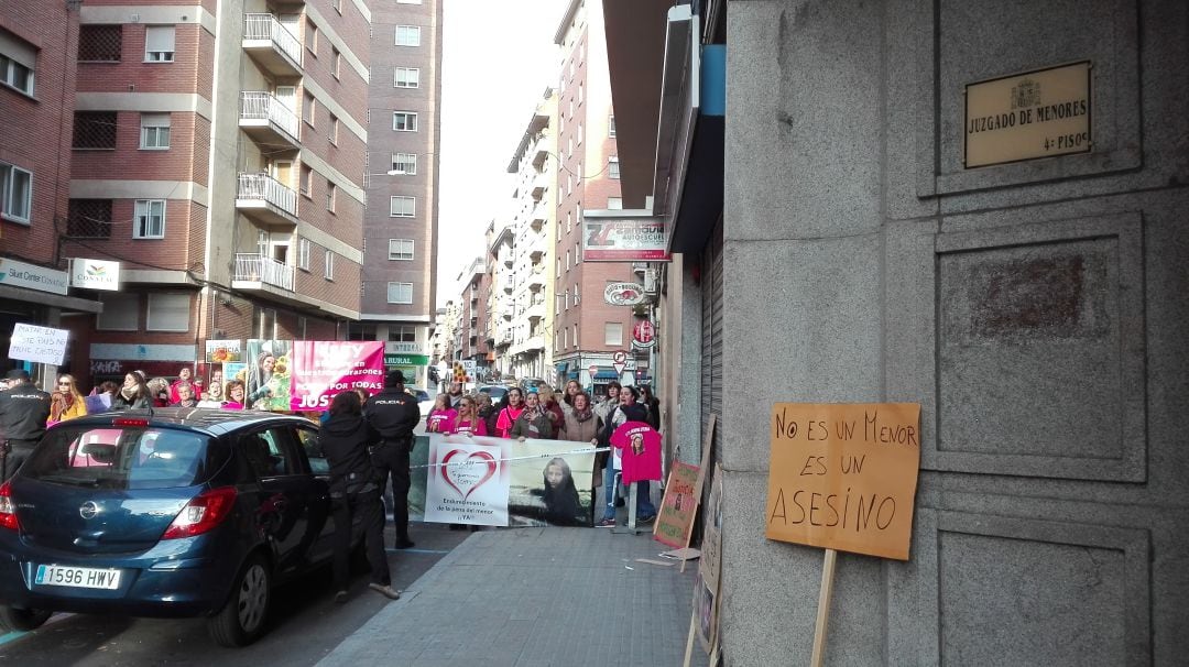 COncentración ante el Juzgados de Menores de Zamora durante el juicio contra el asesino de la joven Leticia Rosino