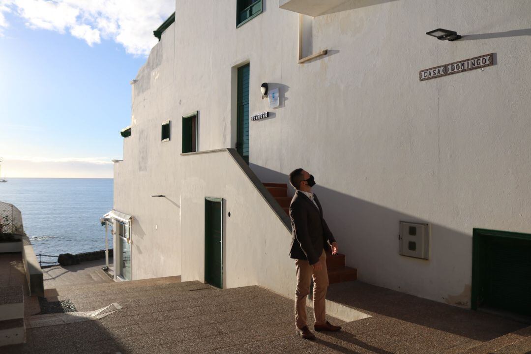 El alcalde de Yaiza, Óscar Noda, junto a uno de los puntos de luz instalados.