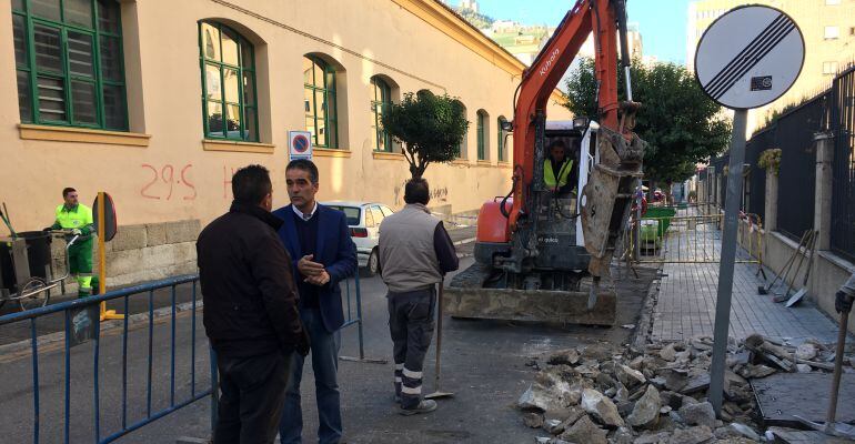 El concejal de Mantenimiento Urbano, Juan José Jódar, durante su visita a las obras de la calle Santo Reino.