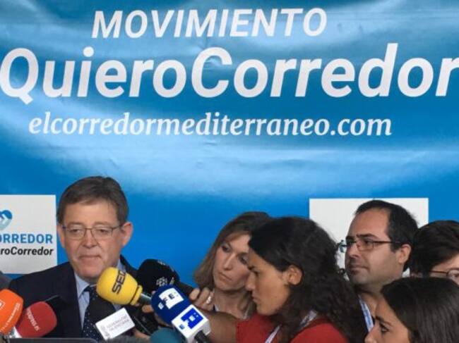 El president de la Generalitat, Ximo Puig, atendiendo a los medios de comunicación al finalizar el acto a favor del corredor mediterráneo