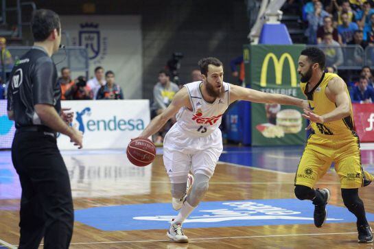 GRA123. LA LAGUNA (TENERIFE), 20/03/2016.- Los jugadores Sergio Rodriguez (c), del Real Madrid, y Davin White, del Iberostar Tenerife, durante el partido disputado hoy entre ambos conjuntos, correspondiente a la 24ª jornada de la Liga Endesa. EFE/Cristóba