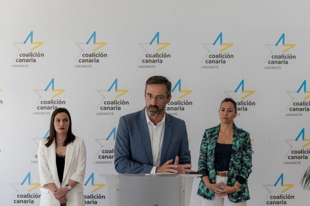 El portavoz de CC-PNC, Pedro Sanginés, junto a la secretaria general de la formación nacionalista, Migdalia Machín, y la ex consejera de Bienestar Social del Cabildo de Lanzarote, Maite Corujo.