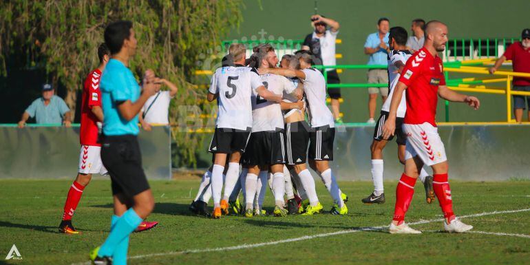 Los jugadores de la Balona celebran un gol.