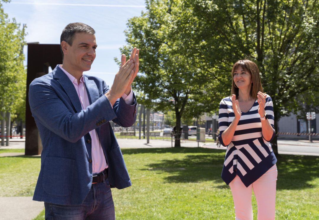El presidente del Gobierno central, Pedro Sánchez, y la candidata socialista a Lehendakari, Idoia Mendia, en un acto electoral en Bilbao
