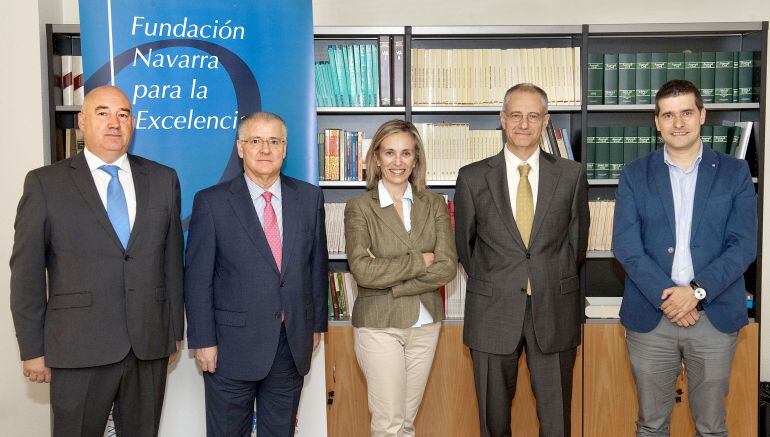 La directora general Izaskun Goñi, con, de izda a decha, Marino Barasoáin (director), Juan José Cuns (vocal), José Ignacio Larretxi (presidente), junto con José Félix García Tinoco, director de Servicio del Gobierno de Navarra