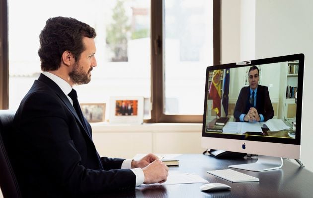 El líder del Partido Popular, Pablo Casado (izq), durante la videoconferencia con Pedro Sánchez