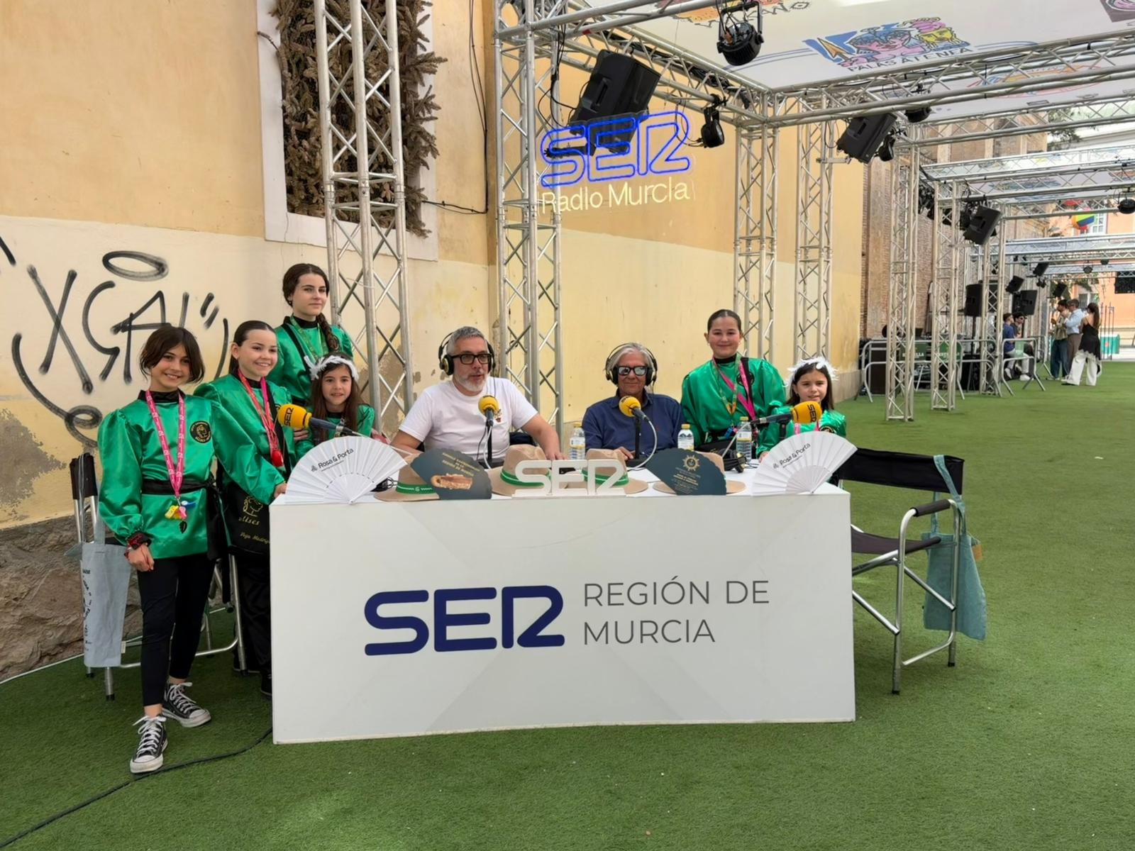 Los más pequeños, protagonistas del Velatorio Infantil de la Sardina, también pasaron por el set de Radio Murcia: niñas del Grupo Sardinero Odín junto a Paco Sánchez y Joaquín Ángel de Domingo.