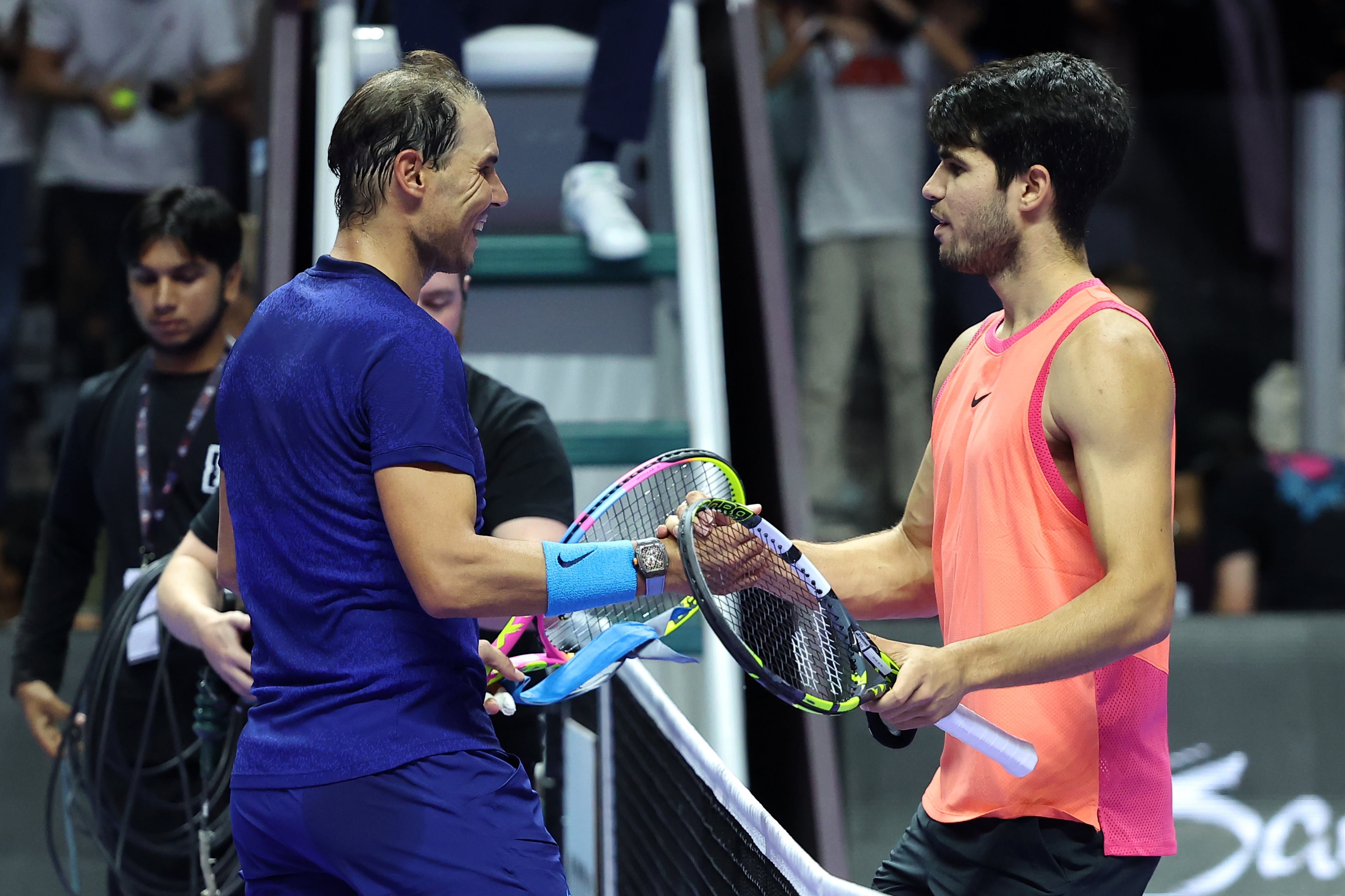 Alcaraz y Nadal se dan la mano tras la victoria del murciano en el Six Kings Slam